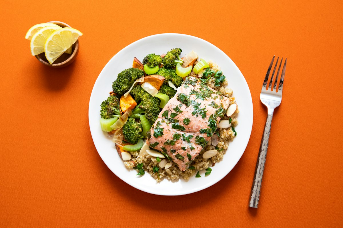 Salad organik dengan dressing minyak zaitun